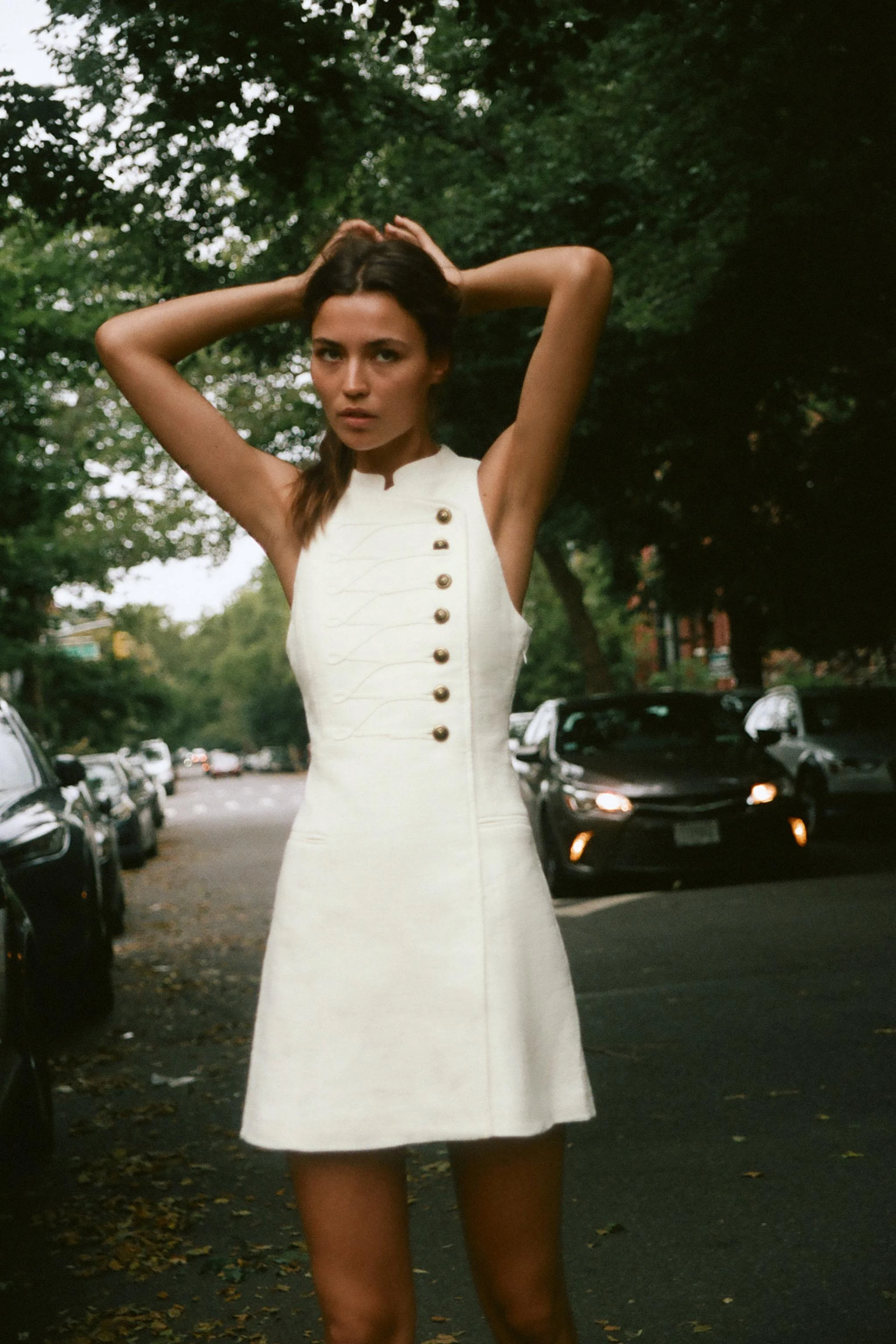 Мини-платье с декоративными застёжками — Белый — фото 3