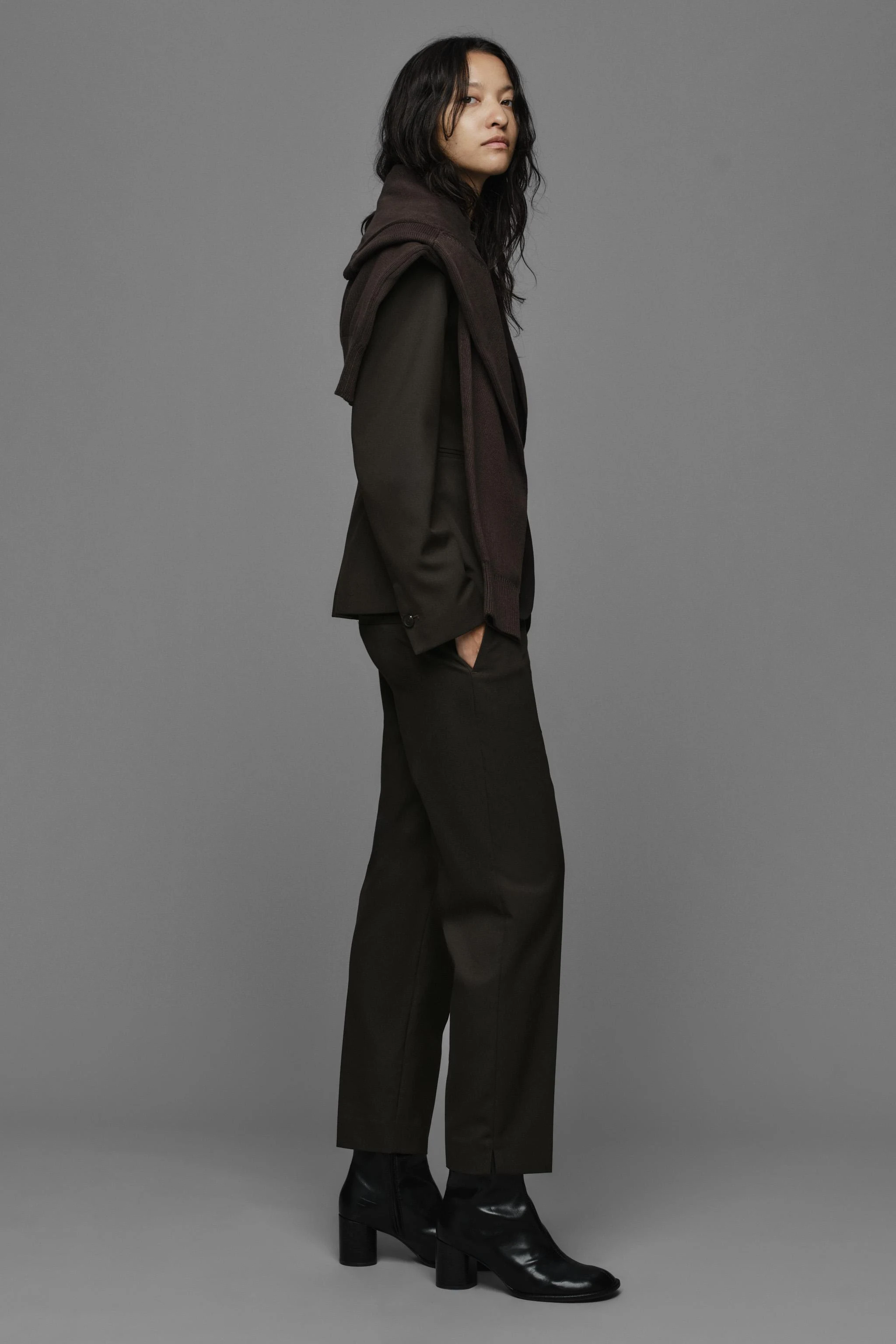 Приталенный жакет с подплечниками — Коричневый — фото 3