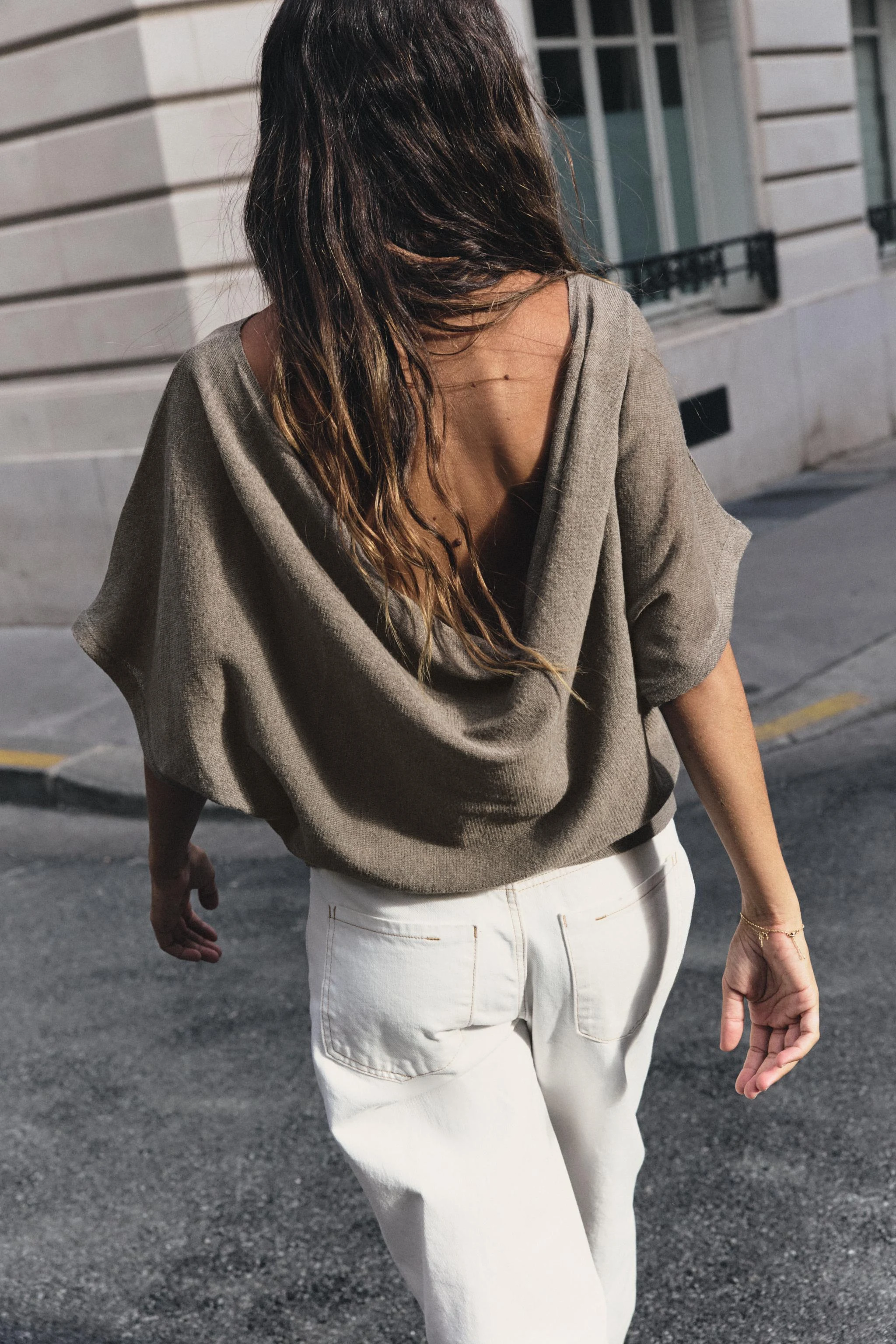 Трикотажный топ с драпированным вырезом на спине — Серо-коричневый — фото 3