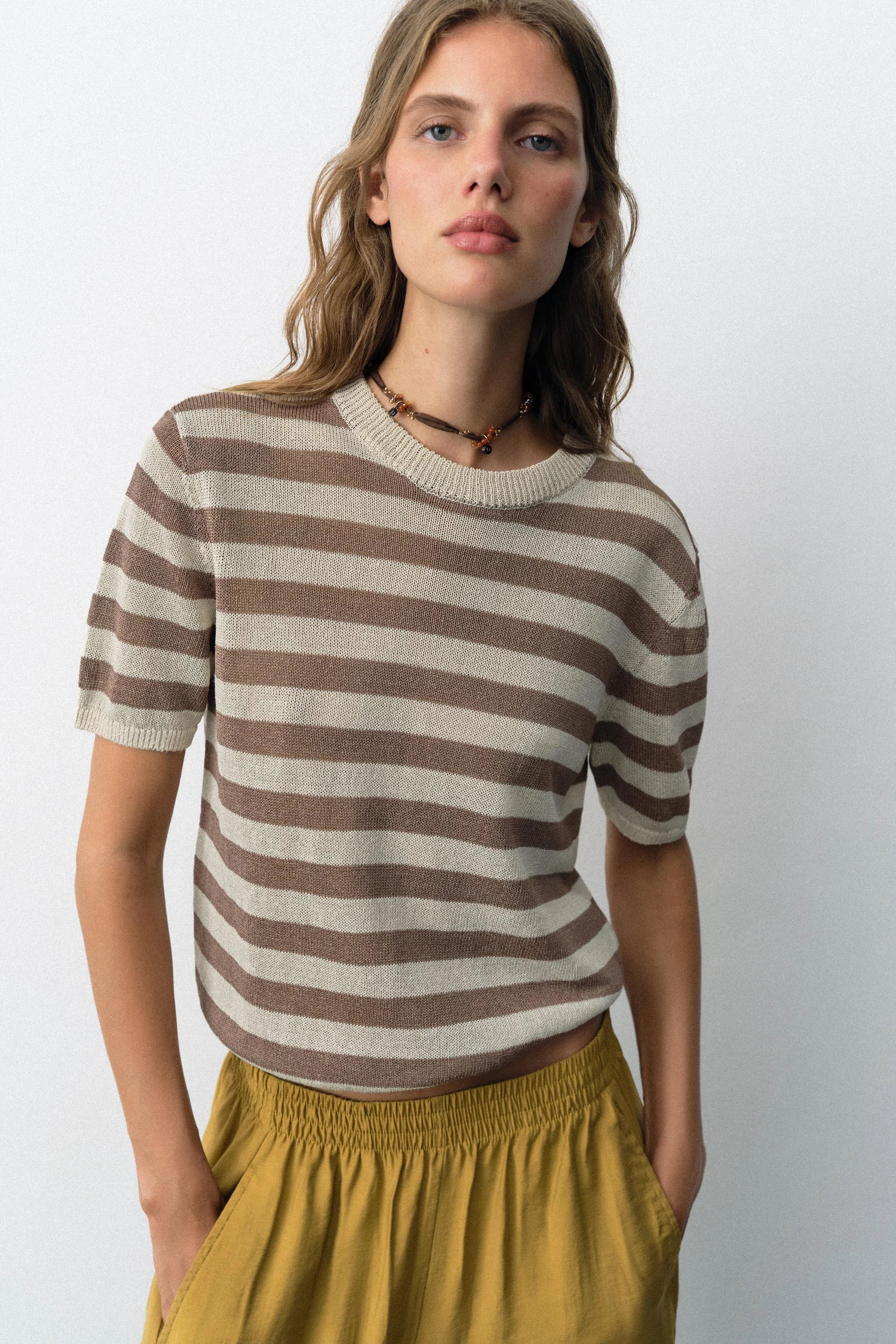 Трикотажный топ с короткими рукавами — Экрю / коричневый — фото 2