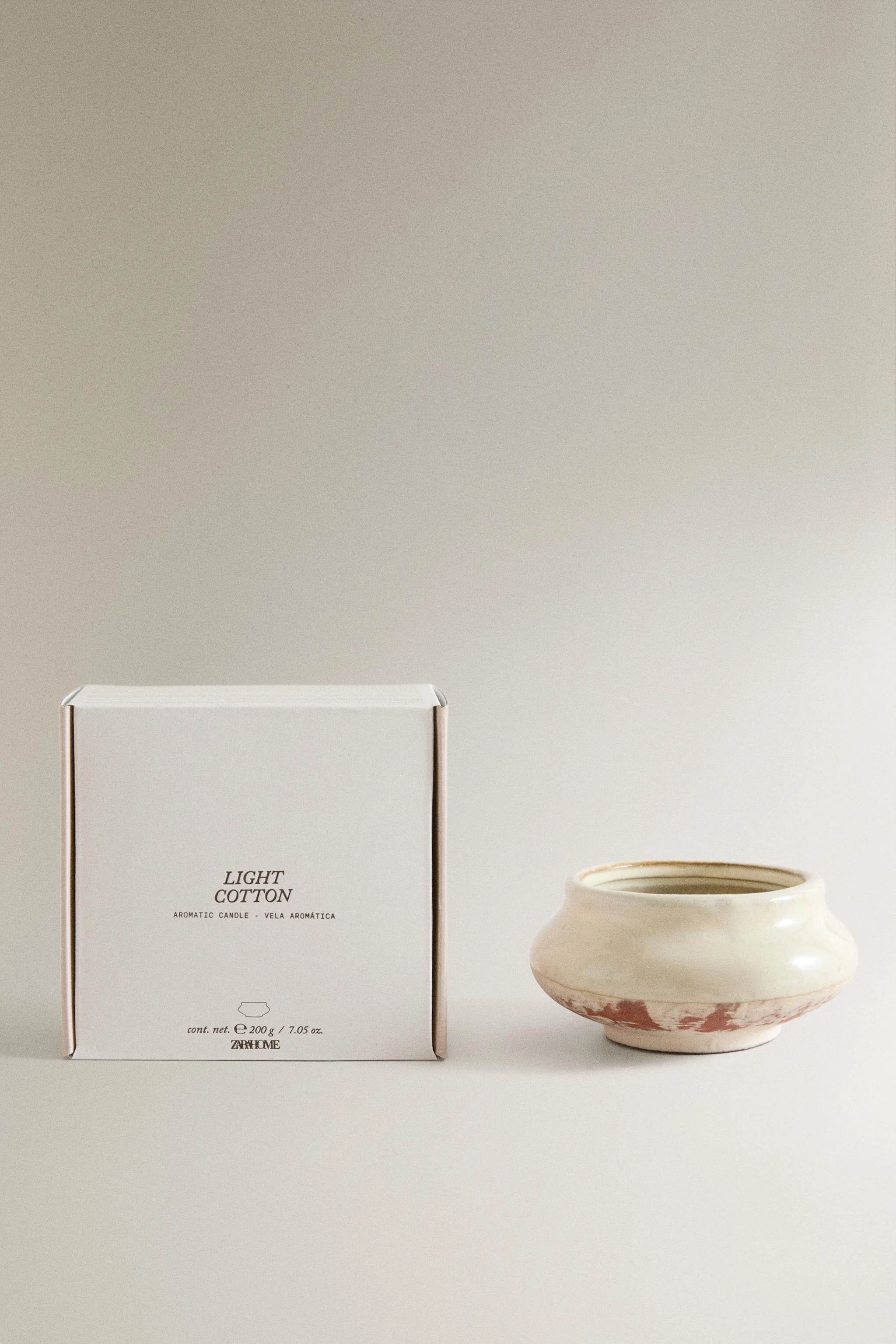 Ароматическая свеча Light Cotton, 200 г — Белый